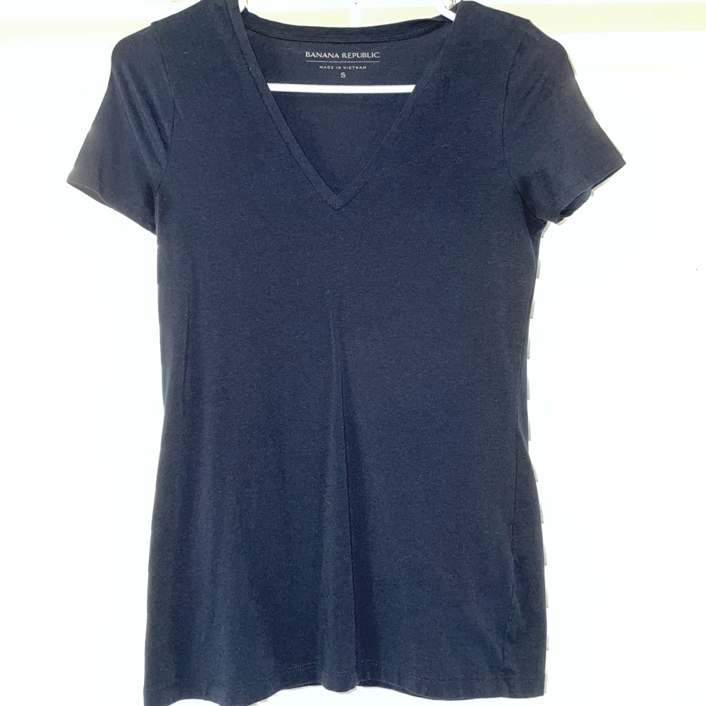 BANANA REPUBLIC V neck tshirt barely worn. Good condition. Size small. Navy blue